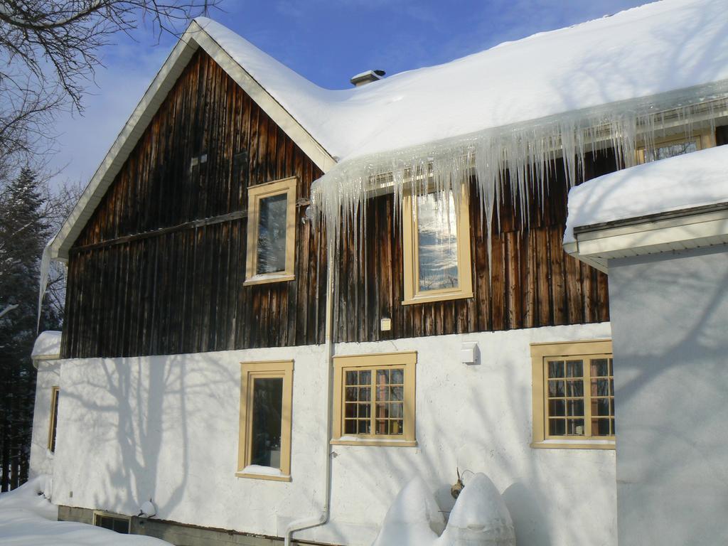 Auberge De La Tour Et Spa Magog Exterior foto