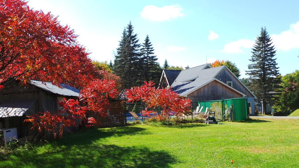 Auberge De La Tour Et Spa Magog Exterior foto