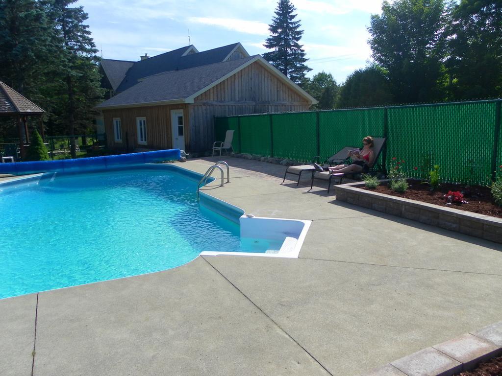 Auberge De La Tour Et Spa Magog Exterior foto
