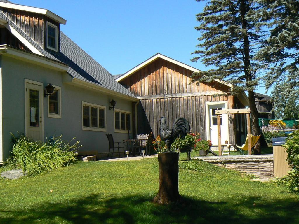 Auberge De La Tour Et Spa Magog Exterior foto