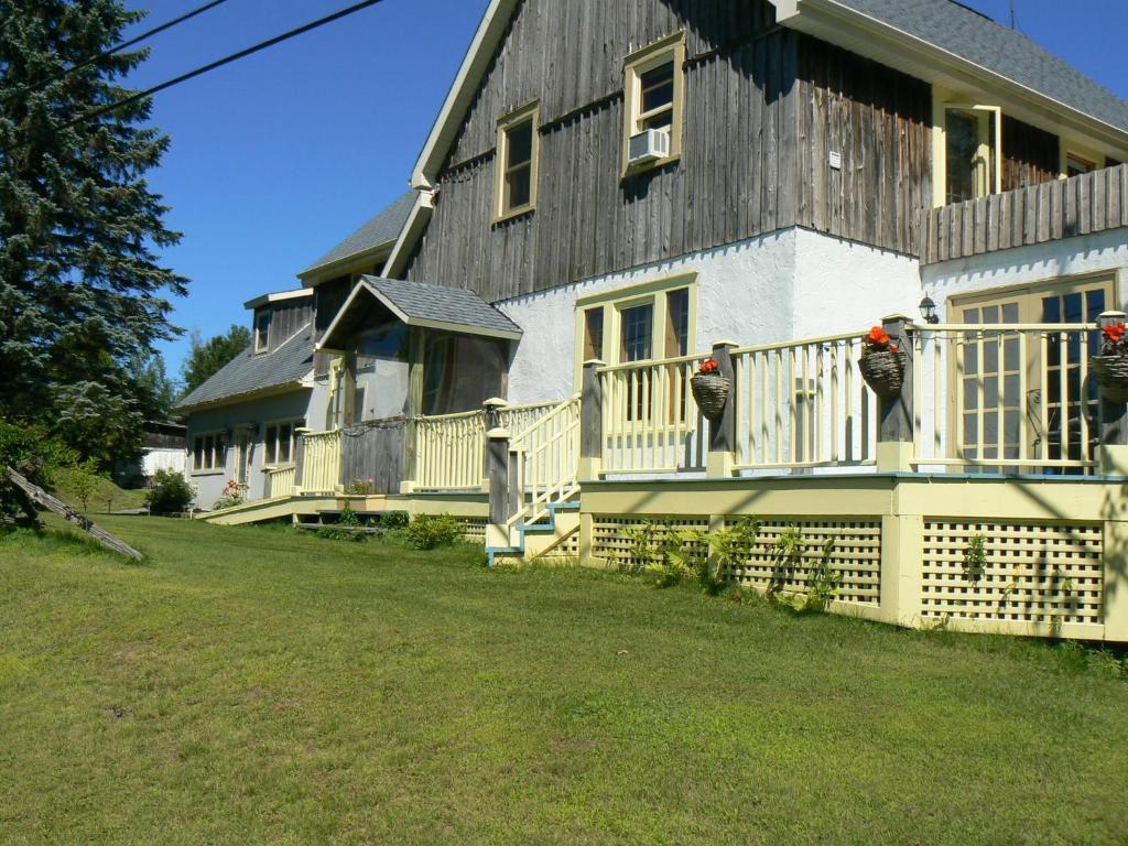 Auberge De La Tour Et Spa Magog Exterior foto