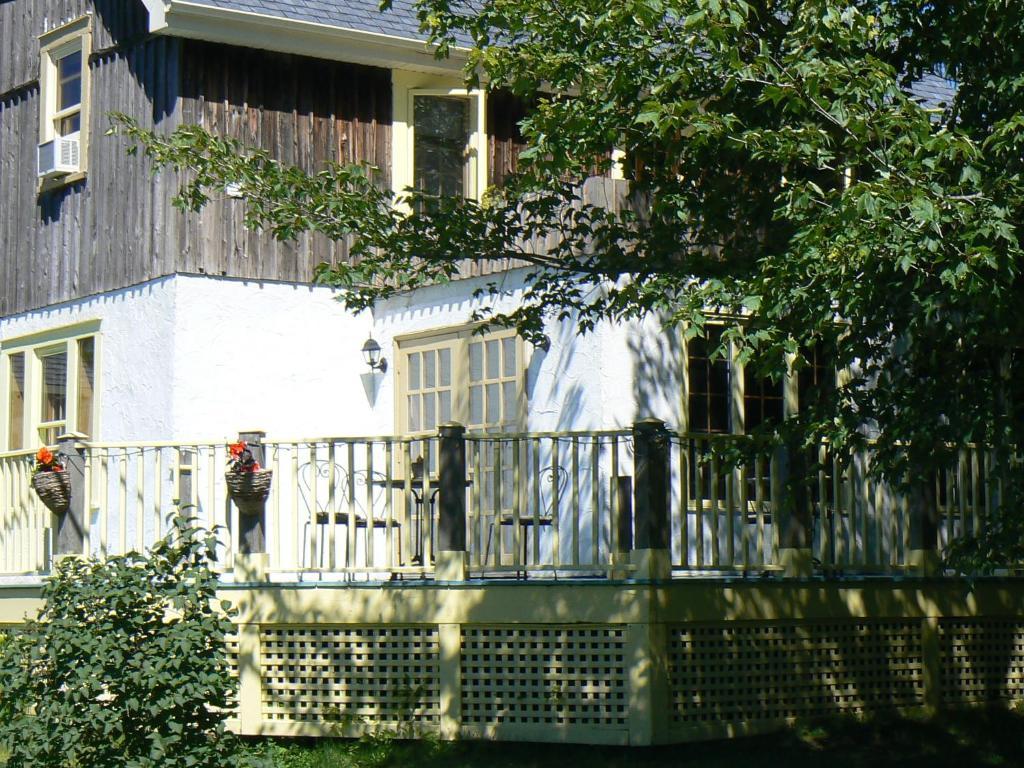 Auberge De La Tour Et Spa Magog Exterior foto