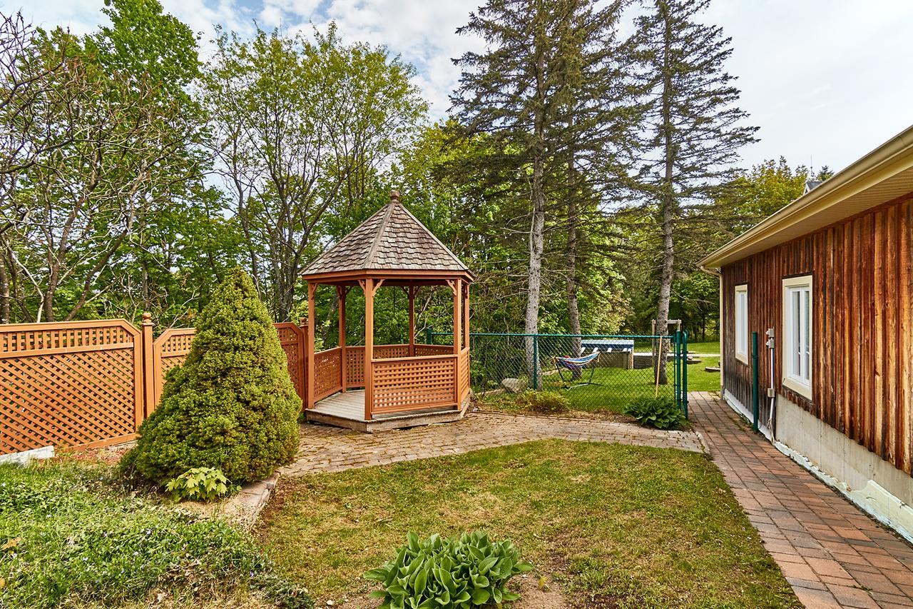Auberge De La Tour Et Spa Magog Exterior foto